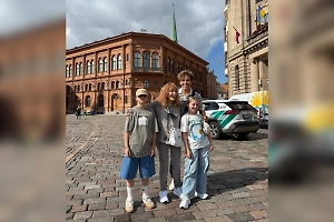 Пугачёва и Галкин* повели уставших детей гулять по Риге вместо школы 1 Сентября