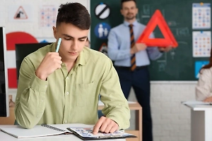 Автошколам в России разрешат преподавать теорию дистанционно

