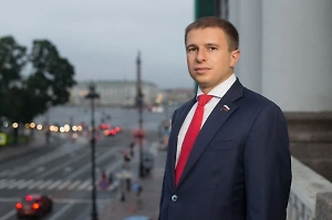 Удар киевского режима по мирным объектам, административным зданиям, теракт — это лишний раз показывает, что на военной линии борьбы они проигрывают бой. Соответственно, они бьют по гражданским объектам. 
