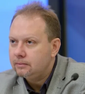 Поэтому за всеми этими словами ничего не стоит. Мы видим, что он то что-нибудь скажет против Владимира Зеленского, обзывая его попрошайкой, то, значит, Владимир Путин им недоволен, то потом опять против Зеленского, то опять против Путина, и продолжается эта игра уже целый год. Но неужели мы сегодня ждём, что сказал Трамп? Это уже смешно, это уже мем какой-то. Неужели вы думаете, что он скажет что-то судьбоносное? Или от его слов хоть что-то изменится? Или от его слов хоть что-то зависит? Ничего не зависит, ничего не изменится. 