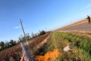 «Джекичан» на поле: Боец ВС РФ увернулся от атаки дрона с помощью трюка из фильма —  видео