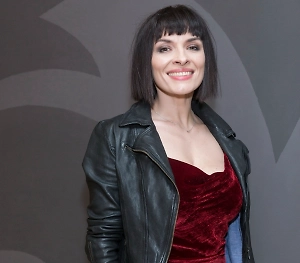 Закрываю глаза, и всё... Я вижу цвета. Я не боялась, когда я видела какие-то сущности. Как будто это было моей частью... Личность решила всё-таки заниматься творчеством. Потому что я боялась выпускать ту силу, что была внутри меня. Другая сторона меня понимала, что бороться бесполезно. Поэтому это (паранормальное) я в себе оставляла до лучших времён.