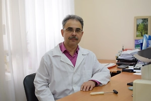 Амнезия, при которой пациентка не помнит, где она находится и кто она, является типичной для антероградной амнезии, когда нарушается способность формировать новые воспоминания. Однако необычным является то, что она не помнит родной язык, но при этом всплывают знания древнерусского языка. Это может указывать на специфический сбой в хранении и доступе к информации, связанной с разными уровнями памяти и различными участками коры головного мозга.