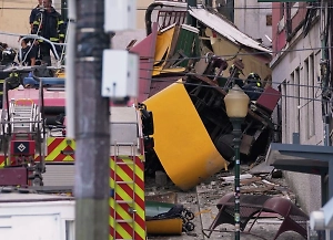 В Португалии объявили траур из-за гибели людей при крушении фуникулёра в Лиссабоне