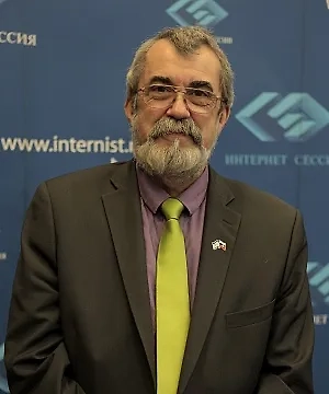 Споры ботулизма довольно широко распространены в природе, они никому абсолютно никакого вреда не приносят, а для их развития нужна анаэробная среда. То есть должен отсутствовать начисто кислород, эта идеальная среда искусственно создаётся в консервной банке. Люди грибы насобирают, а споры ботулизма могут лежать в земле годами, десятилетиями. Дальше грибные консервы становятся питательной средой для возбудителя. Всё-таки грибы — белковый продукт. И Clostridium botulinum вырабатывает ужасающей силы совершенно белковый токсин. Смертельная доза для человека — 0,000003 грамма.