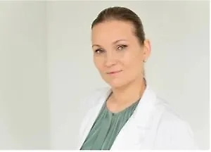 Актриса, вероятно, перенесла нижнюю и верхнюю блефаропластику, а также подтяжку лица и шеи. Однако работа с верхними веками могла быть выполнена неидеально: их западание и низкое положение бровей визуально добавляют возраста и меняют выражение лица, лишая его прежней открытости.