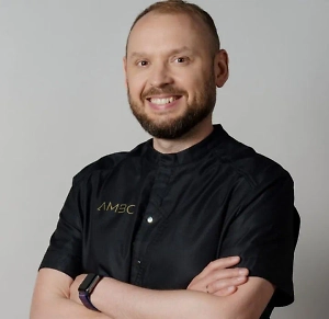 Яблоки содержат яблочную кислоту, которая размягчает пигментированный налёт. Однако с кислыми фруктами стоит быть осторожнее: при частом контакте с эмалью кислоты могут вызвать повышенную чувствительность. Клубника часто упоминается как натуральное отбеливающее средство, но не стоит использовать её для прямого контакта с зубами. Несмотря на содержание фруктовых кислот, при регулярном применении они могут повредить эмаль. Та же осторожность нужна при употреблении цитрусовых, вишни, слив и других кислых ягод.