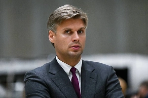 «Главный краш россиянок» Баканов смутился из-за камер Life.ru и снял кольцо с безымянного пальца