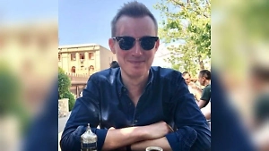 Словно мозг взорвался: Борющийся с загадочной болезнью журналист рассказал о первом проявлении недуга