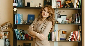 Допустим, мужчина впадает в ярость, если жена «не вовремя» отвечает на сообщение. Он интерпретирует это как игнорирование и пренебрежение. На поверхности — гнев. Но в зеркале отражается его детская травма покинутости, когда родители игнорировали его эмоциональные потребности. Партнёрша здесь лишь случайно нажала на больную кнопку.