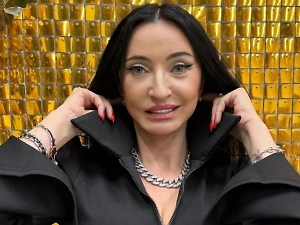 TikTok использует алгоритмы для максимизации времени просмотра. Бесконечная лента персонализированного контента приводит к нарушению сна, снижению успеваемости и социальной изоляции. Подростки проводят в приложении 3–4 часа в сутки, что повышает риск депрессии. Патологическое пользование Интернетом ухудшает концентрацию и замедляет реакции.