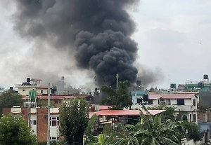 Жена экс-премьера Непала погибла после нападения протестующих на их дом