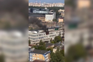 «Ребят, спасите нас»: Несколько человек оказались заблокированы в горящем здании в Петербурге