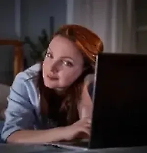 Как ни странно, осенью обостряется тревожность — и в этом во многом виновата школа. Многие из нас с детства привыкли к определённому ритму жизни, который задаёт учебный год. Рефлексы, вырабатываемые в течение многих лет и передающиеся из поколения в поколение, играют свою роль. Мы словно запрограммированы на то, что с приходом осени начинается период напряжённой работы, ответственности и ограничений. Но, конечно, не только школа влияет на наше состояние.