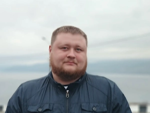 Во-первых, что касается Виталия Бородина, — я с ним лично не знаком, но читал, что он как-то связан с борьбой с коррупцией. Не совсем понимаю, причём здесь коррупция и шоу-бизнес, но это уже другая история. Во-вторых, он говорит о поддержке СВО, и я считаю, что поддержка должна проявляться не словами, а делами, например, ездить к нашим солдатам, организовывать благотворительные концерты в зоне СВО.