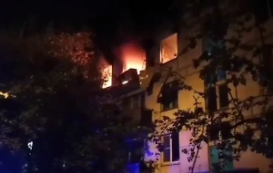 Двое взрослых и ребёнок пострадали при пожаре в пятиэтажке в Москве