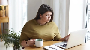 «Жуйте тщательно»: Диетолог дала советы, как избежать зажировки при сидячей работе