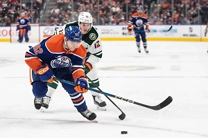 Российский хоккеист случайно принёс своей команде победу в матче НХЛ, забив курьёзный гол