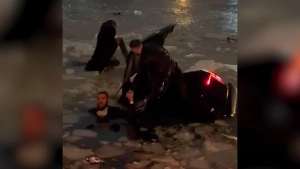 В Петербурге Range Rover с тремя людьми протаранил ограждение и упал в Фонтанку