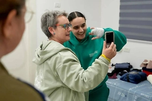 Одна из освобождённых ХАМАС заложниц вернулась в Израиль без двух пальцев