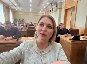 Согласно п. 1 ст. 13 Семейного кодекса РФ брачный возраст устанавливается в восемнадцать лет. Согласно п. 2 ст. 13 СК РФ при наличии уважительных причин органы местного самоуправления по месту жительства лиц, желающих вступить в брак, вправе по просьбе данных лиц разрешить вступить в брак лицам, достигшим возраста шестнадцати лет. Таким образом, на федеральном уровне минимальный возраст для вступления в брак установлен в 16 лет, право на заключение брака с лицом моложе 16 лет федеральный законодатель предоставил законодателям субъектов Российской Федерации.