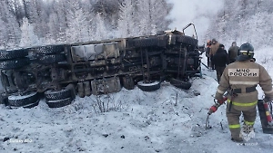 На Колыме сотрудники МЧС спасли водителя грузовика, застрявшего в -50°C на трассе