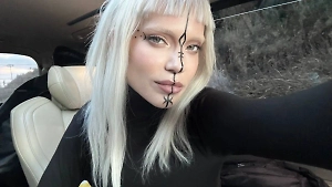 Певица Глюкоза намекнула в соцсетях, что уехала из России после скандалов