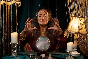 «Период отчаяния»: Психолог назвала причины высокого спроса россиян на эзотерику