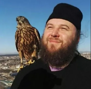 Это обычные молитвы, которые читают в течение дня. Когда мы молимся Богу, мы беседуем с ним. А когда читаем Евангелие, Бог беседует с нами. Поэтому важно читать Евангелие, а также труды Святых Отцов. Это тоже своего рода беседа, только уже со святыми. Любое слово Божие освящено, оно живо, оживляет душу и даёт ей успокоение. Молитва помогает человеку духовно развиваться. 