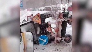 Масса ДТП и куча снега: На Владивосток обрушился снежный апокалипсис со свирепым ветром