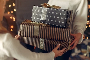 От косметики до животных: Роскачество перечислило подарки, которые нельзя вернуть в магазин