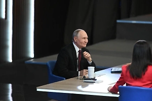 Кринж против вздора и траблы против неурядиц: Путину во Владивостоке показали «переводчик с зумерского»