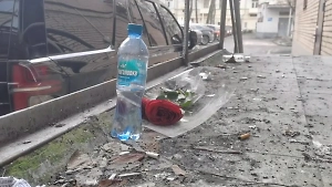 Две розы и водка: Life.ru снял обстановку на месте убийства женщины в «Запорожце» Гоши Куценко