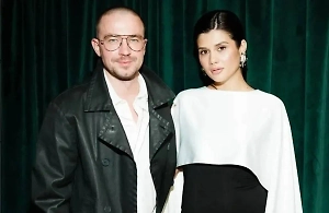 Александр Петров впервые вышел в свет с беременной супругой Викторией