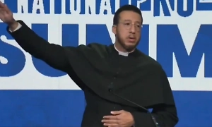 Священник из США повторил жест Илона Маска, его выгнали с работы