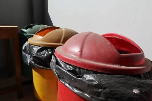 «Разрыв энергетической связи»: Экстрасенс рассказала Life.ru, почему нельзя выносить мусор после заката