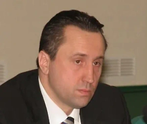 Вместо того чтобы объяснить ребёнку, что насилие — это не норма, они покупают костюмы убийц и оружие, тем самым легитимизируя жестокость. Это не просто ошибка воспитания — это прямое нарушение моральных и этических норм, которые должны быть основой любого здорового общества. <…> Родители, которые потакают таким увлечениям своих детей, должны быть привлечены к ответственности, ведь их действия не просто безответственны — они опасны для общества. Мы не можем позволить, чтобы наши дети росли в мире, где убийство становится нормой, а жестокость — развлечением