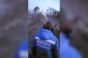 Спасатели добрались до третьей участницы восхождения на вулкан на Камчатке
