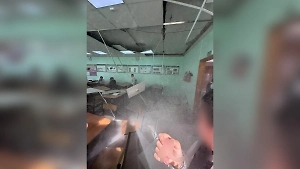 Потолок рухнул на учеников в российской школе прямо на уроке