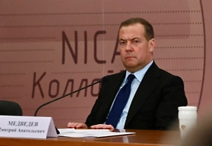 «Петушку плевать на Францию»: Медведев высмеял Макрона после отставки Лекорню