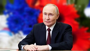 Тест: Слабо угадать, кого или что на фото с Владимиром Путиным мы спрятали за смайликом?