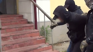 «‎Мужики, вы че?!» На камеру сняли задержание россиянина за призывы «‎бомбить» Москву