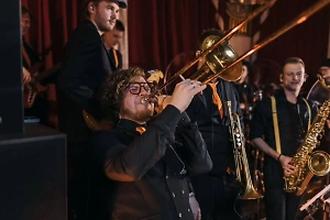 Какого-то прям образа конкретного нет. Я просто веду себя так, как я хочу. Мне нравится делать что-то, я это делаю. И, естественно, я делаю так, чтобы люди улыбались. Всё искренне, от большого сердца и большой любви к слушателям, которые приходят не тратить своё время, а получать удовольствие, потому что мы удовольствие на сцене тоже получаем, когда играем концерты.