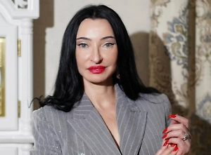 Все черты лица у него опущены вниз и зафиксированы — это говорит о жутком стрессе. Он не может ни расслабиться, ни успокоиться, постоянно находится в тревожном состоянии