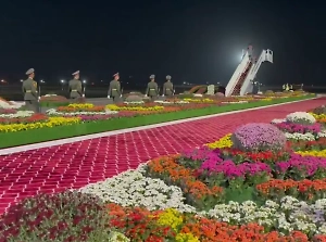 Путин прибыл в Таджикистан, его встретили цветами и красной дорожкой