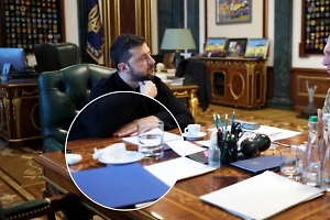 Новый наркоскандал: Зеленский выложил фото из своего кабинета с подозрительным свёртком