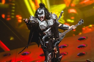 Джин Симмонс из группы Kiss потерял сознание за рулём и попал в аварию