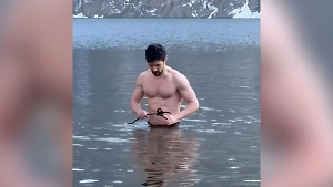 «Надо»: Дуров объяснил, зачем залез в водоём нацпарка Казахстана