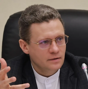 Как пример — региональная сеть алкомаркетов «Северный градус», которая до 15 октября завершит ребрендинг всех своих точек. Компания меняет название на «Каждая покупка в радость» и не только проводит замену вывесок, но и существенно корректирует ассортимент, который продаётся внутри магазинов. Алкогольная продукция в новых магазинах в общем ассортименте будет составлять не более 20% от всей группы товаров.