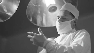 Тест: «Зато у меня пизвание. Я логопефт». Попробуйте угадать, из какого советского фильма этот врач! 